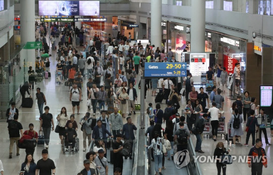 추석 해외여행객으로 붐비는 인천공항